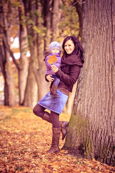 Frau im Herbstpark — Stockfoto