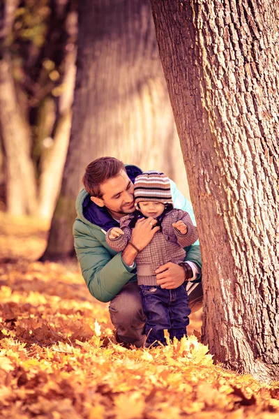 Mann im Herbstpark — Stockfoto