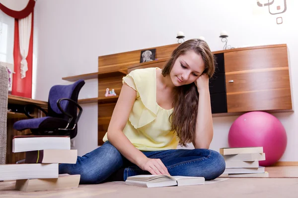 Menina de leitura — Fotografia de Stock