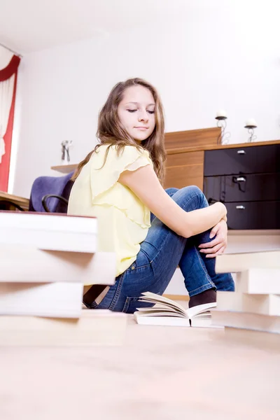 Reading girl — Stock Photo, Image