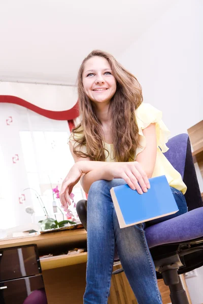 Menina de leitura — Fotografia de Stock