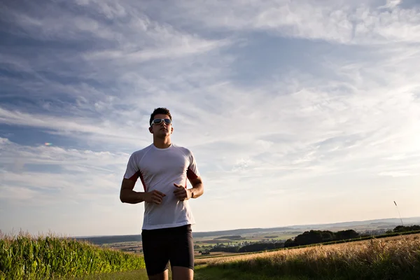 Jogging attraverso i campi — Foto Stock