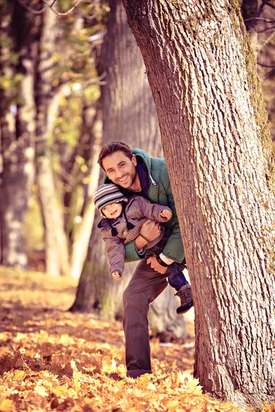 L'uomo nel parco autunnale — Foto Stock