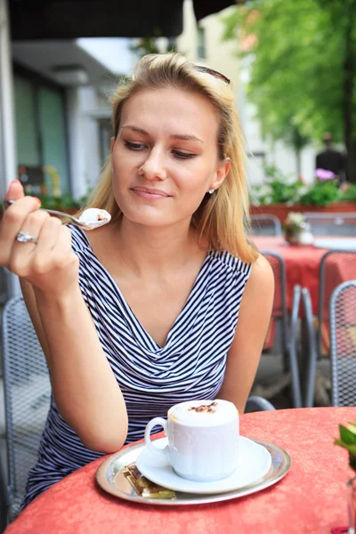 W kawiarni przy chodniku — Zdjęcie stockowe