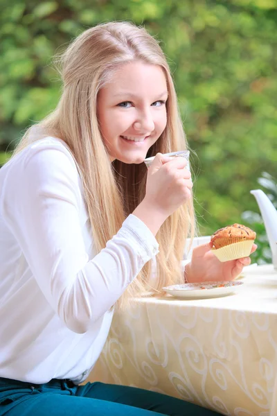 Eten op een patio — Stockfoto