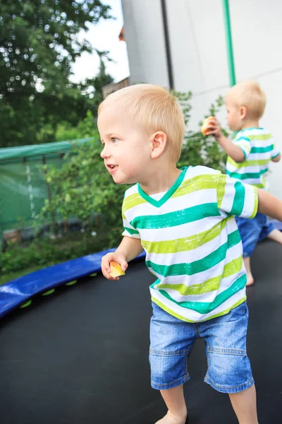 Trampoline twins — Stock Photo, Image