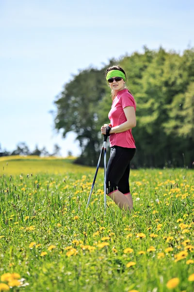 Stavgångpro nordic walking — Stockfoto