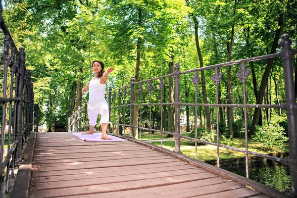 Yoga i park — Stockfoto