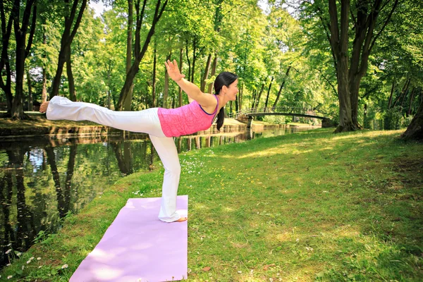 Joga w parku — Zdjęcie stockowe