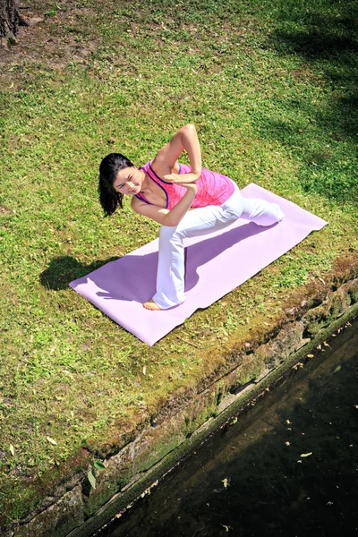 Yoga im Park — Stockfoto