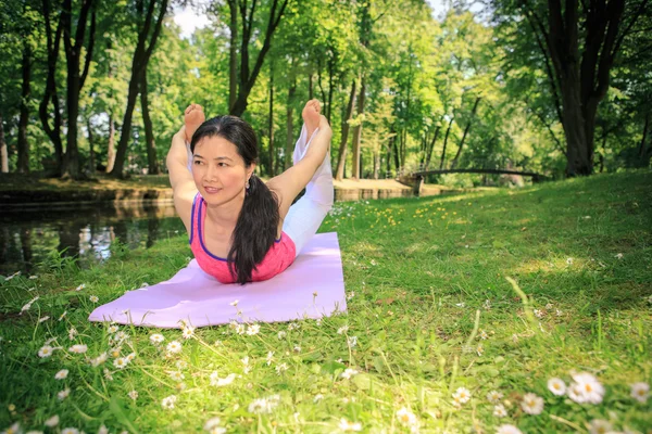 Joga w parku — Zdjęcie stockowe