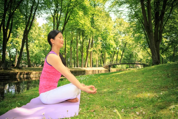 Yoga dans le parc — Photo