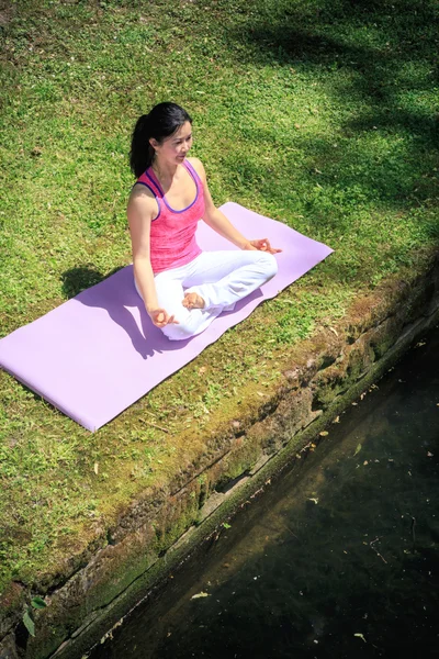 Kvinna som gör yoga — Stockfoto