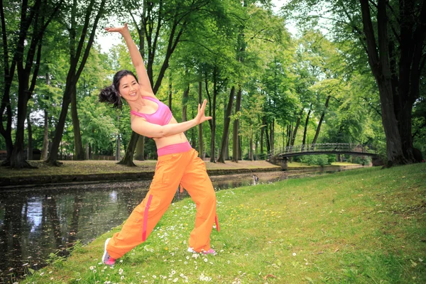 Mulher dança fitness — Fotografia de Stock