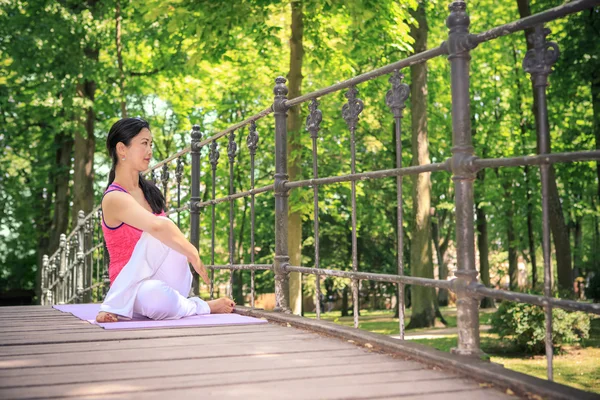 Femme faisant du yoga — Photo