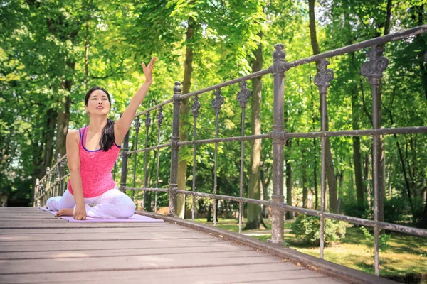 Kvinna som gör yoga — Stockfoto