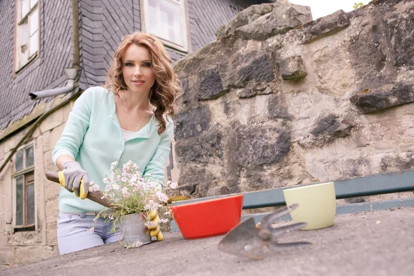 Woman working in the garden — Stock Photo, Image