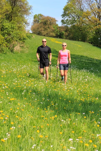 Nordic caminar hombre y mujer — Foto de Stock