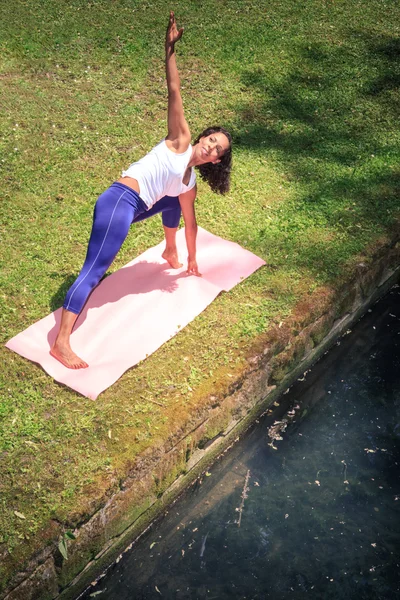 Femme faisant du yoga — Photo