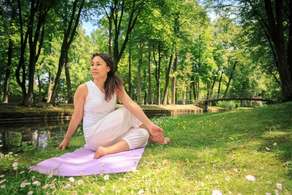 Femme faisant du yoga — Photo