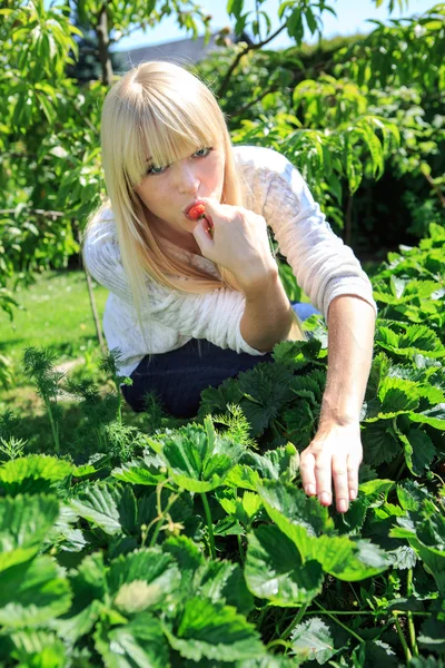 Vrouw eten aardbeien — Stockfoto