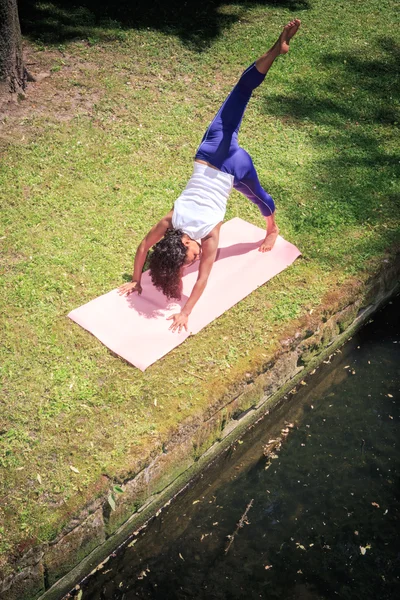 Yoga in park — Stockfoto