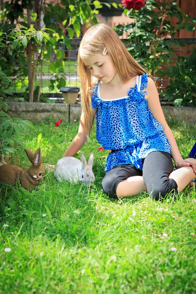 Meisje met konijn — Stockfoto