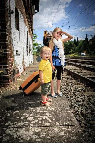 À espera do comboio — Fotografia de Stock