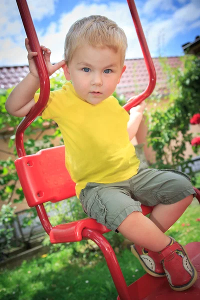 Spielender Junge — Stockfoto