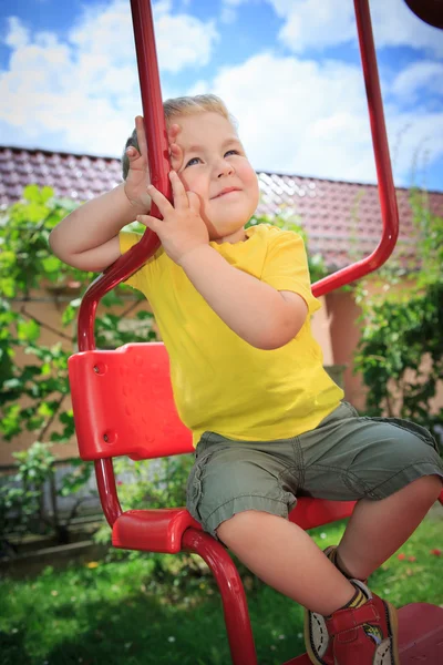 Spielender Junge — Stockfoto