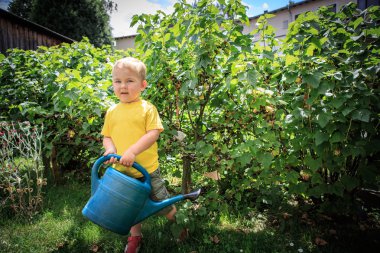 Bahçede çalışıyorum.