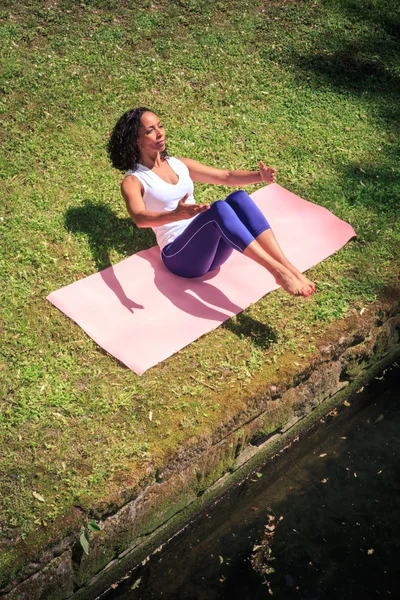 Yoga i park — Stockfoto