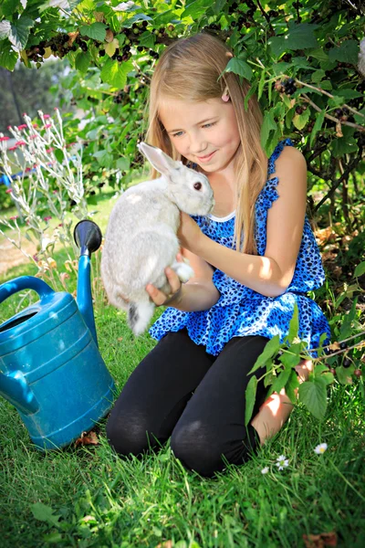Chica con conejo — Foto de Stock