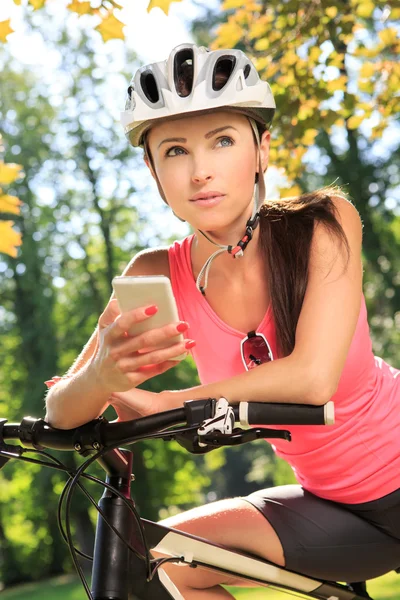 自行车女子 — 图库照片