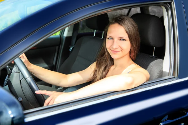 Chica de conducción — Foto de Stock