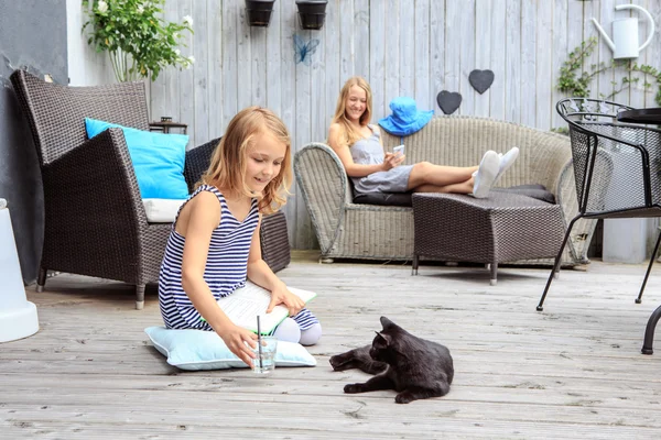 Meisje in de tuin — Stockfoto