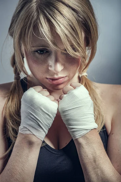 Vrouwelijke Bokser Een Gevechten Pose — Stockfoto