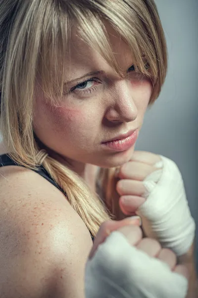 女拳击手战斗的姿势 — 图库照片
