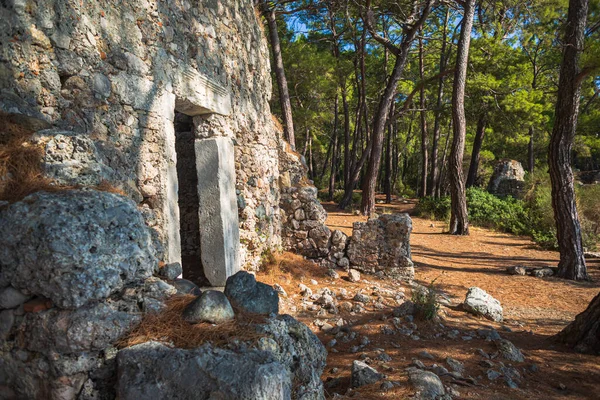 PHASELIS, TURKEY - CRCA OKTOBER, 2021: Phaselis, Kemer ilçesi yakınlarındaki antika kasaba harabesi.