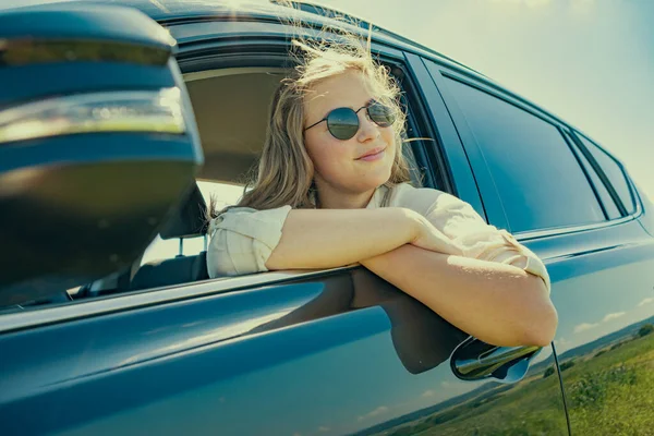 Una Joven Coche Viaje Por Campo — Foto de Stock