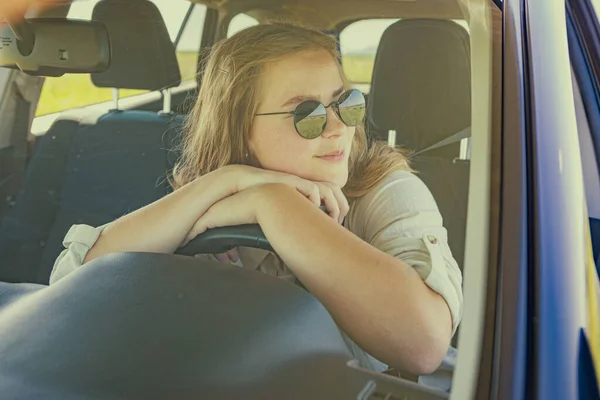 Kırsal Bir Yolculukta Arabadaki Genç Bir Kız — Stok fotoğraf