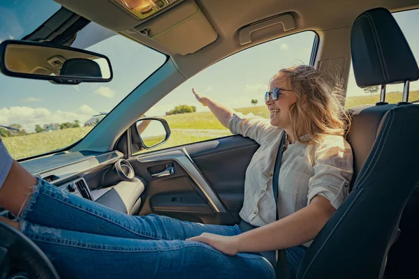 Une Jeune Fille Dans Une Voiture Voyage Campagne — Photo