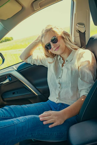 Une Jeune Fille Dans Une Voiture Voyage Campagne — Photo