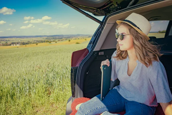 Uma Jovem Com Laptop Carro Viagem Pelo Campo — Fotografia de Stock