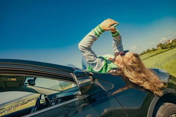 Une Jeune Fille Dans Une Voiture Voyage Campagne — Photo