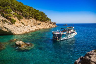 KEMER, TURKEY - CRCA OKTOBER, 2021: Türkiye kıyıları Kemer, Antalya, Türkiye.