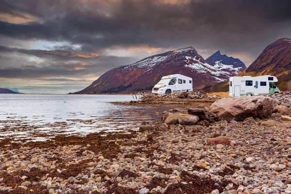 Uma Caravana Casa Móvel Frente Fiorde Noruega — Fotografia de Stock