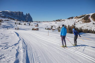 VAL GARDENA, İtalya - CIRCA JANUARY, 2022: Seiser Alm, St. Ulrich, St. Christina ve Wolkenstein bölgelerindeki Groeden kayak alanı, Dolomite Alpleri, Güney Tyrol, İtalya