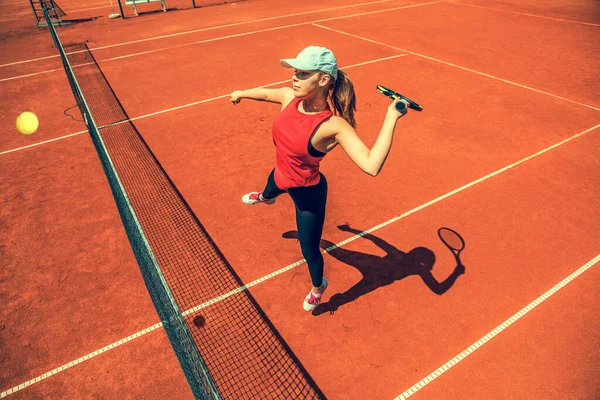 Vrouwelijke Tennisser Met Een Racket Baan — Stockfoto