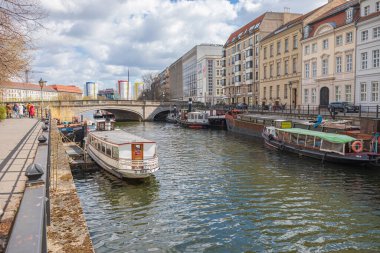 BERLİN, ALMANY - CRCA Nisan 2022 Berlin Şehri, Almanya.